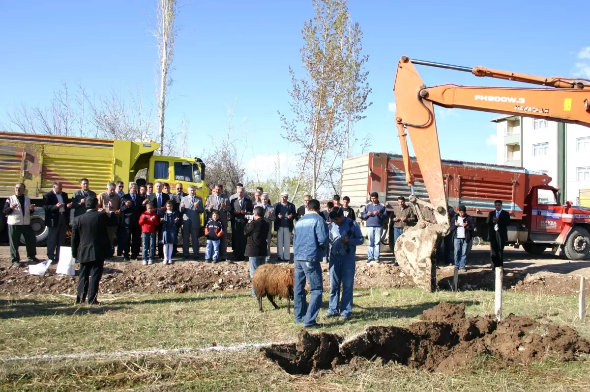 Hüsnü Özyeğin Vakfı\'ndan Iğdır\'a İlköğretim Okulu