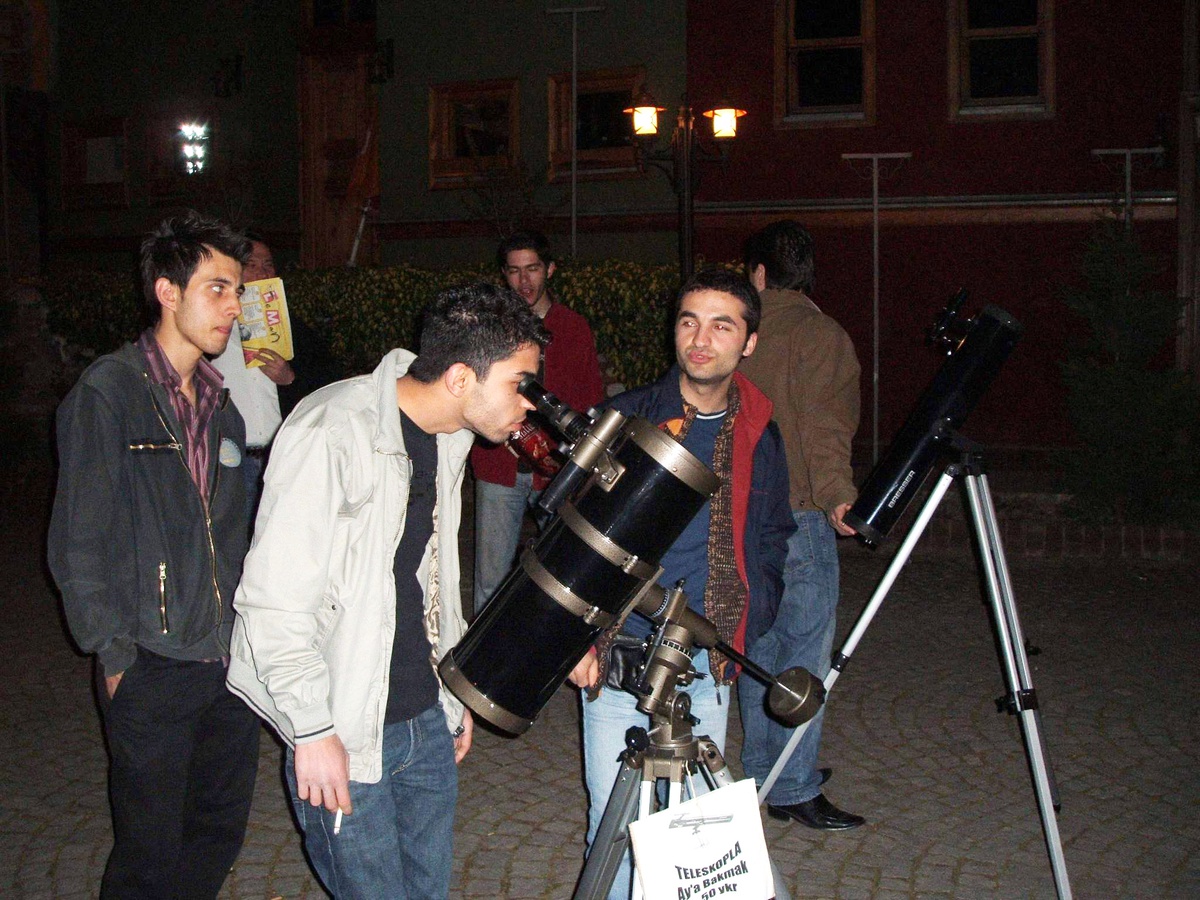Teleskopla Ay Manzarası Büyülüyor