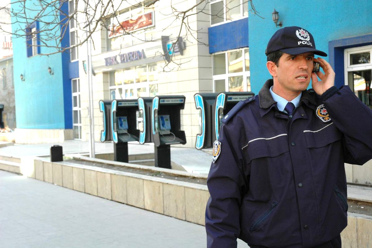 Van'da Kaldırımda Unutulan Çanta Polisi Alarma Geçirdi