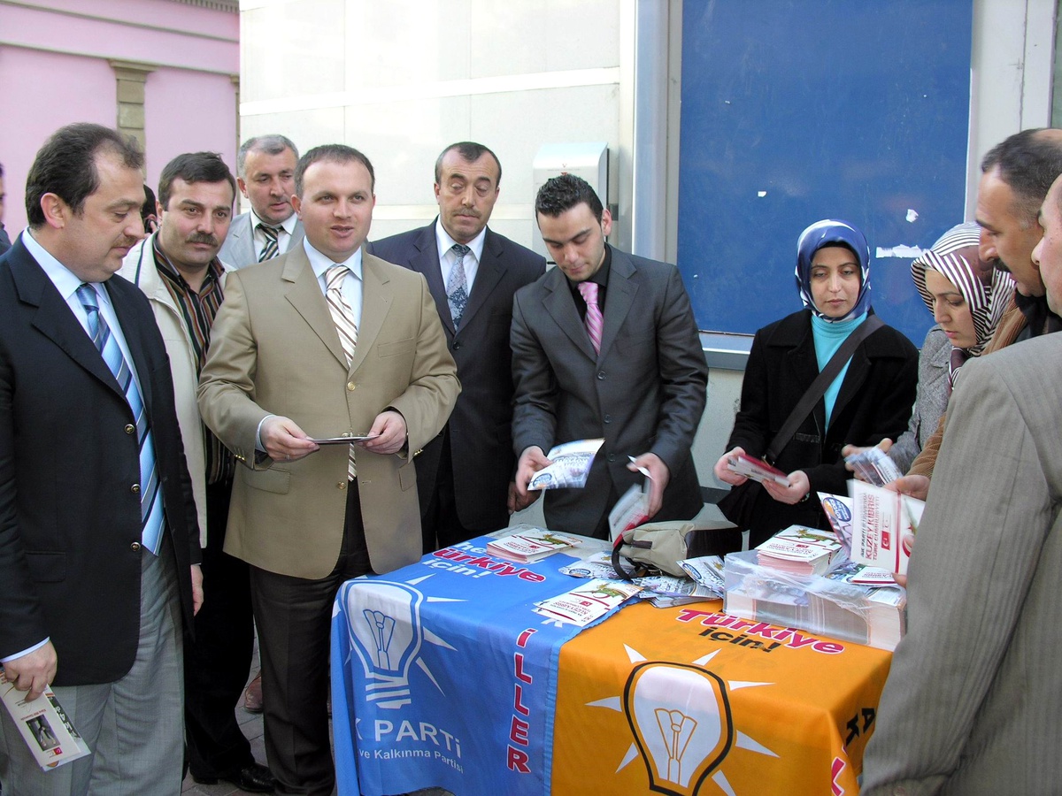 AK Parti Ayrım Yapmadan Sokağa Çıktı