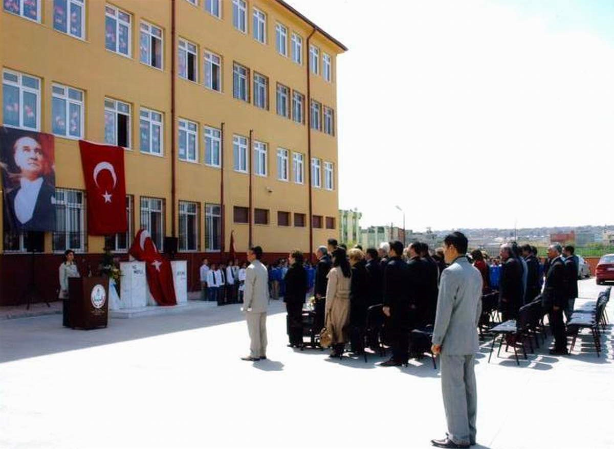 Gaziantep'te Bir Okula Atatürk Büstü Yaptırıldı