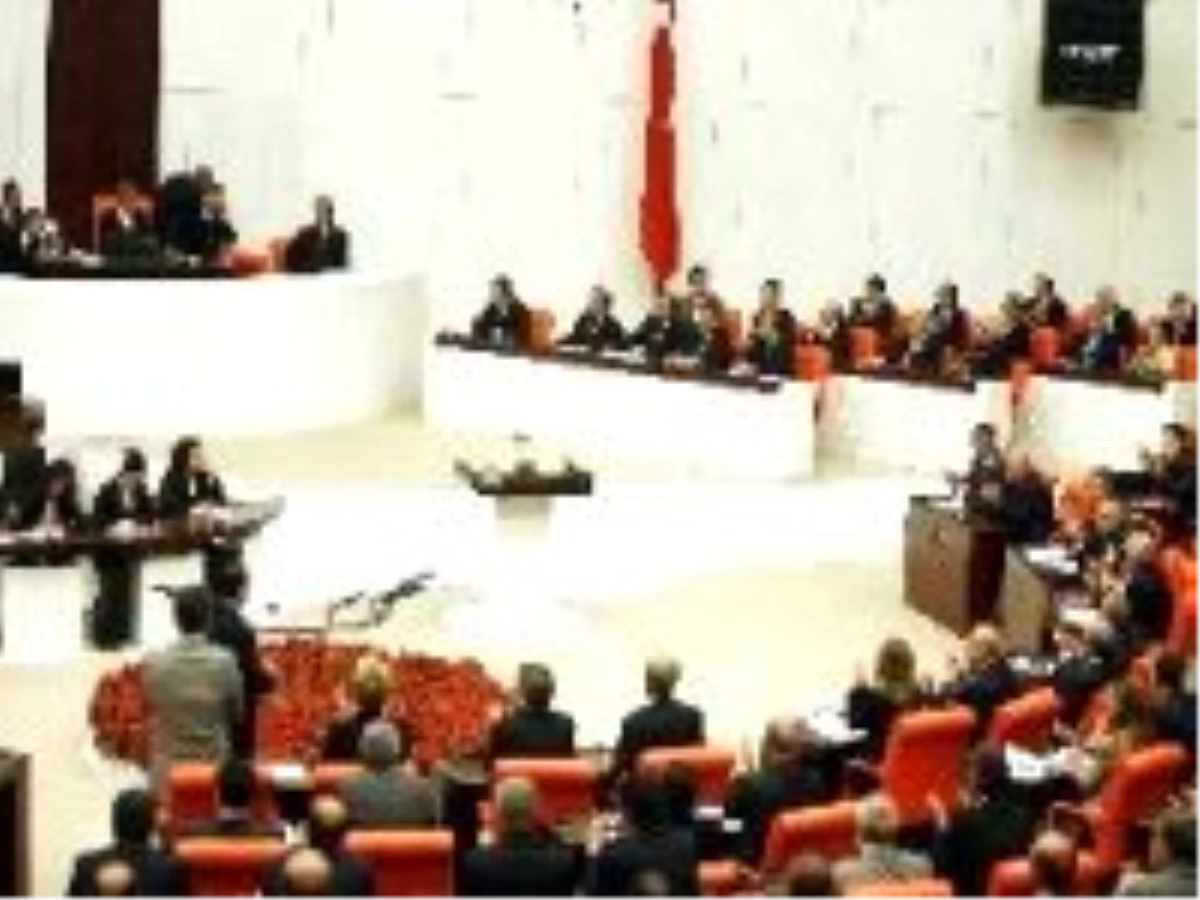 Anayasa Paketi Gergin Komisyon\'da Kabul Edildi
