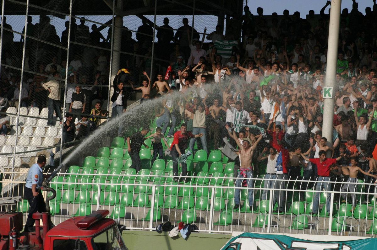 Taraftarları İtfaiye Serinletti