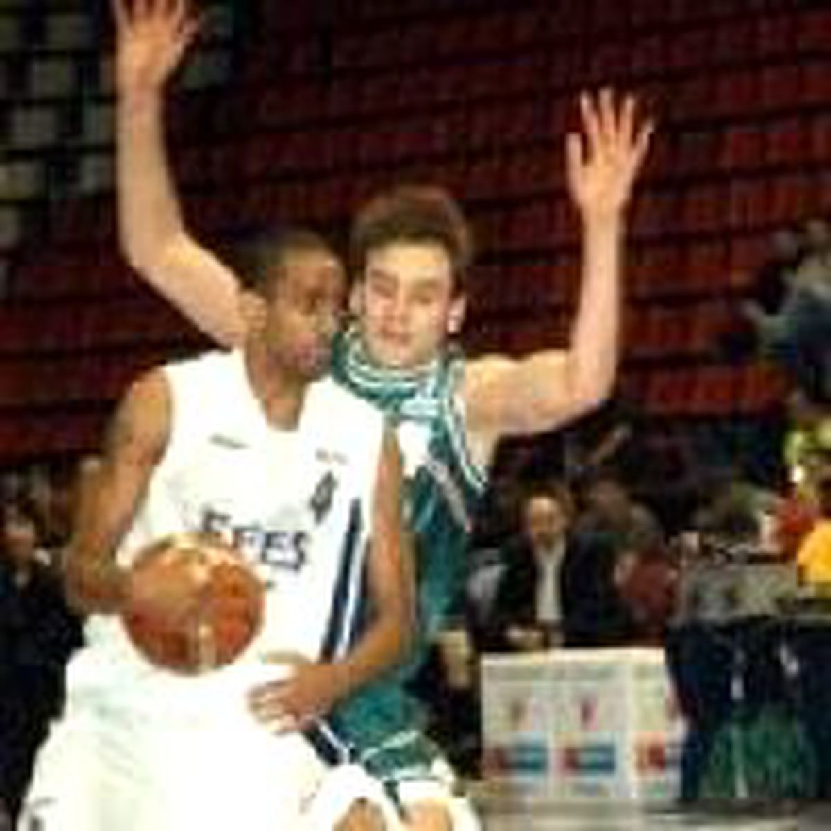 Efes Pilsen: 85 - Banvitspor: 63
