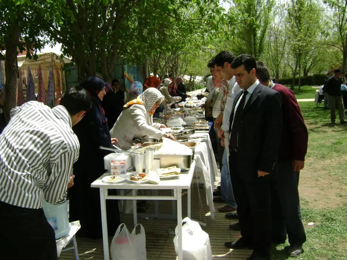 Fakir Öğrenciler Yararına Kermes Düzenlendi