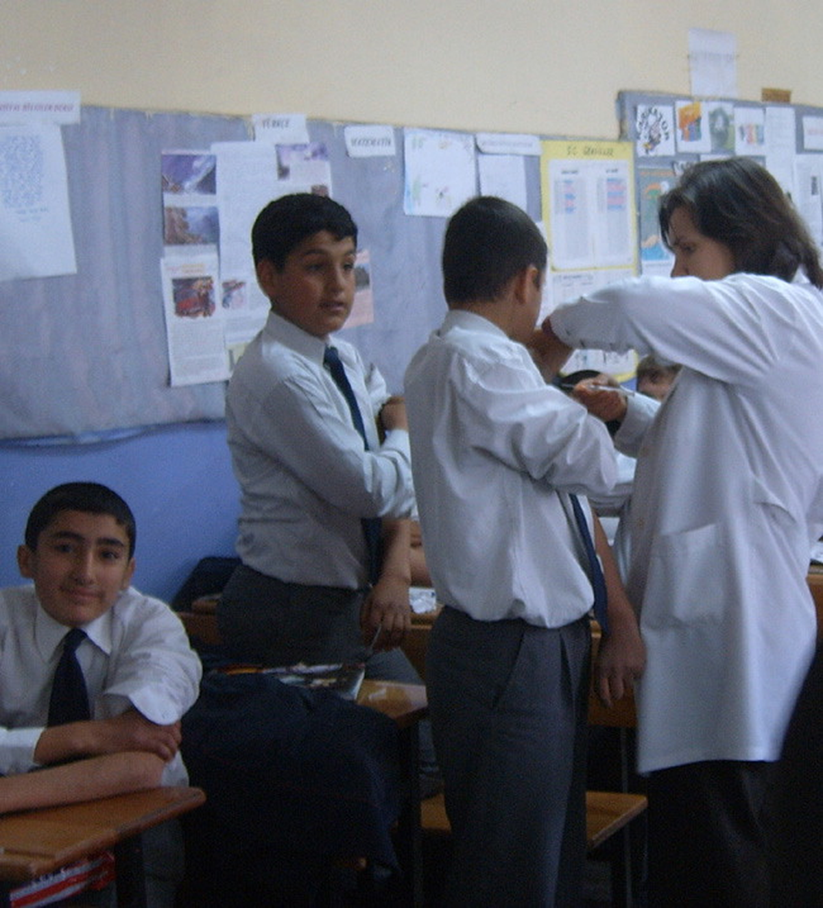 Öğrencilere Hepatit B Aşısı Yapılıyor