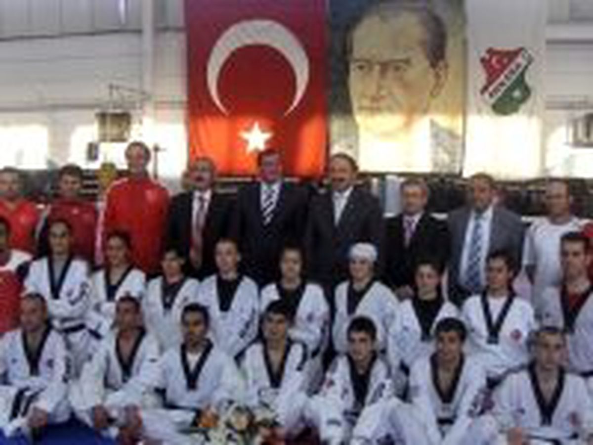 Bakan Özak, Tekvandocuları Ziyaret Etti