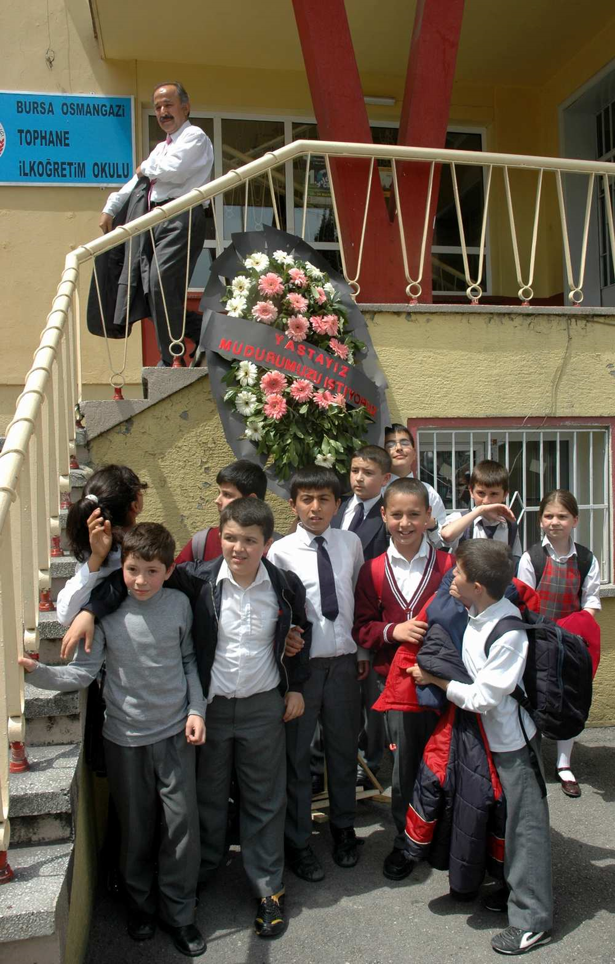 Göreve İade Edilen Okul Müdürüne Siyah Çelenkli Karşılama