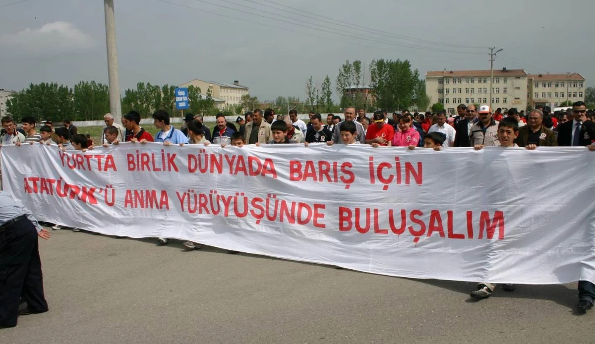 Iğdır\'da Atatürk\'ü Anma Gençlik Koşu ve Yürüyüşü Yapıldı