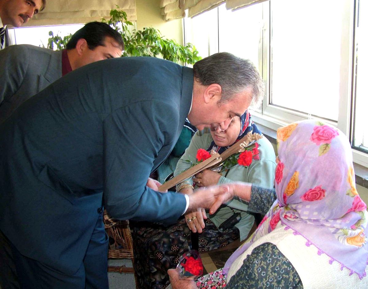 Vali Küçük, Huzurevindeki Anneleri Unutmadı