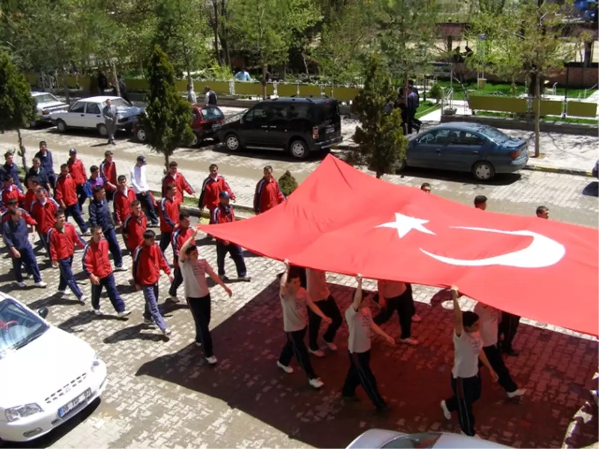 Bayburt\'ta Halk Yürüyüşü ve Gençlik Koşusu Yapıldı