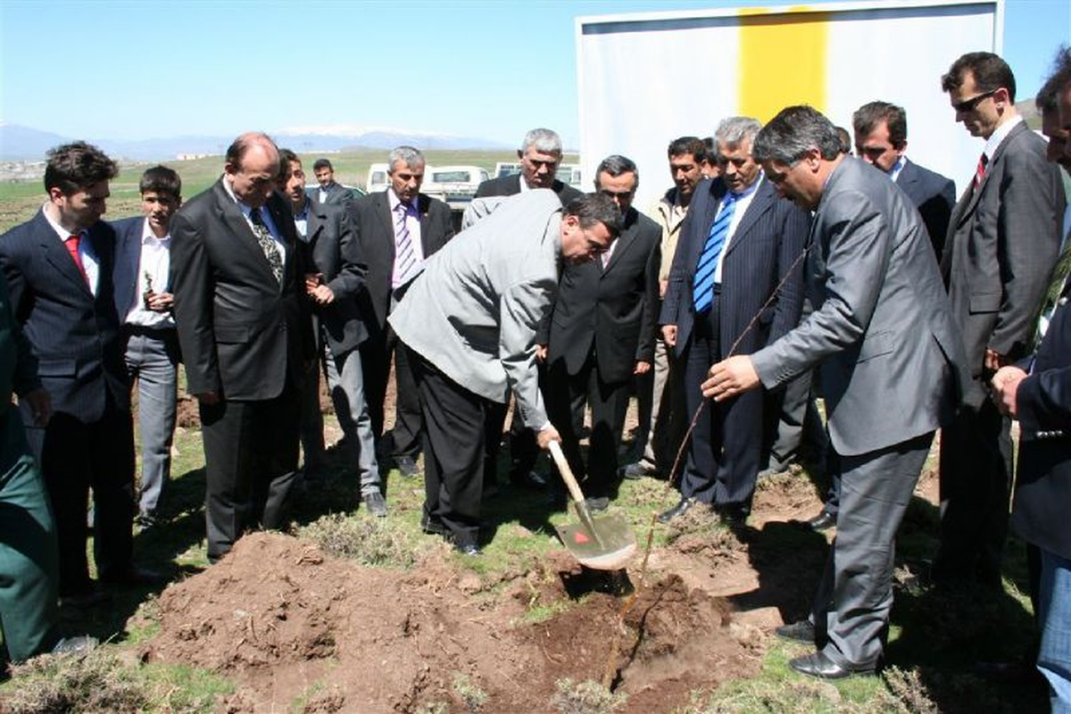 Erzurum Valisi Celalettin Güvenç Ağaç Dikti…