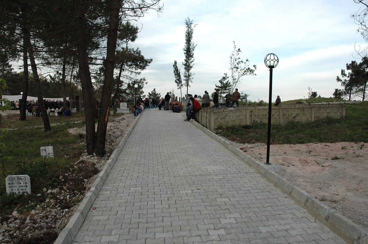 Kaynarca Belediyesi, Merkez Mezarlığın Yoluna Parke Taşı Döşedi