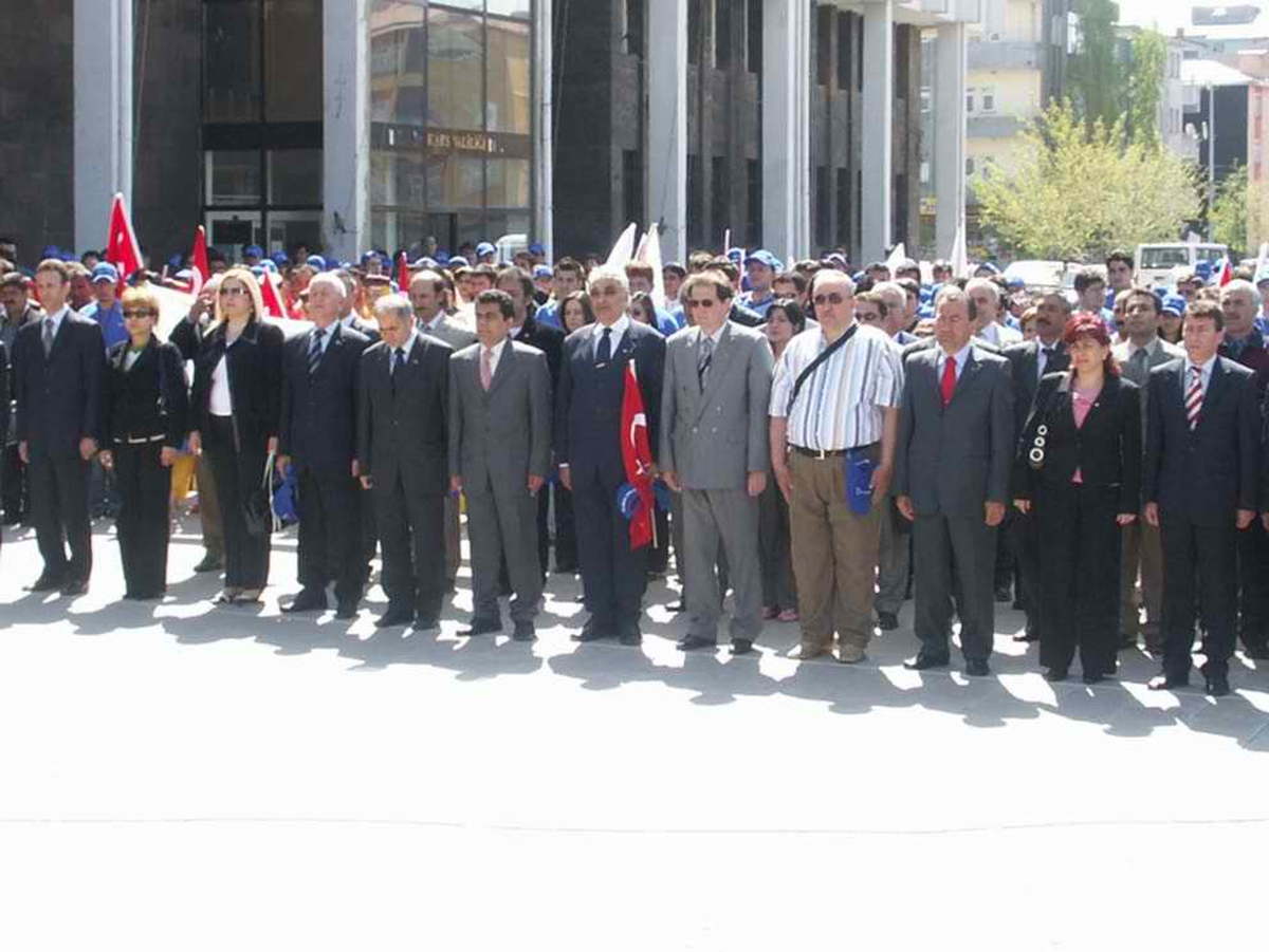 Kaü\'de Bahar Şenlikleri Bayraklı Yürüyüşle Başladı