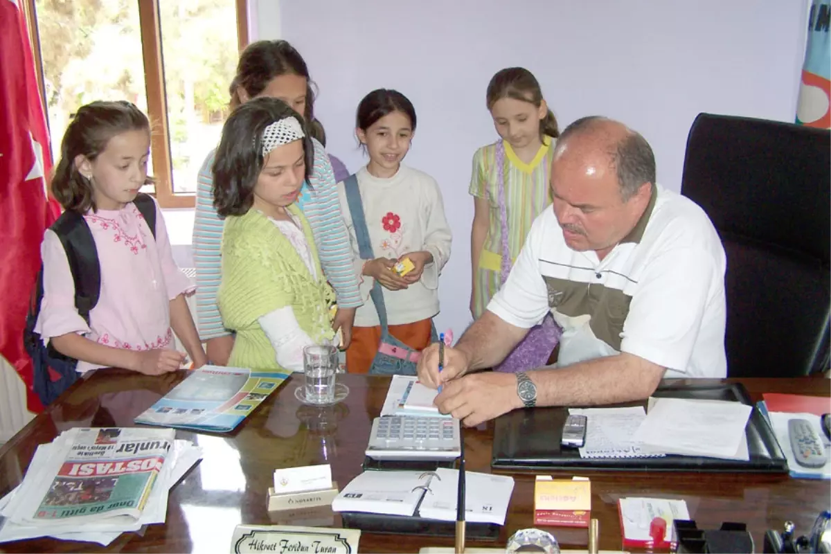 Duyarlı Öğrenciler, Başkandan Su Borusu Patlağını Onarmasını İstedi