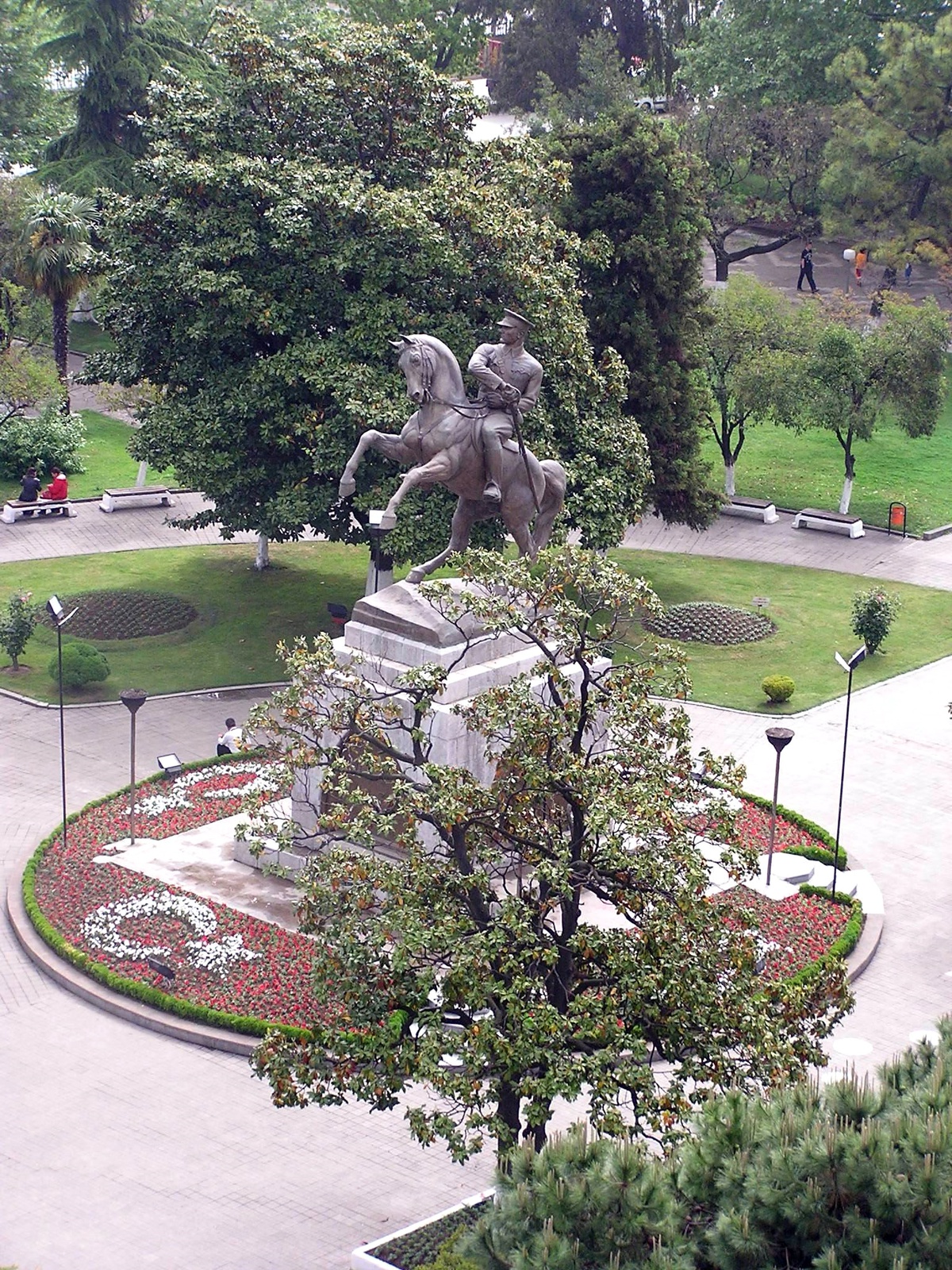 Atatürk Anıtı'nda Ay-yıldızlı Düzenleme