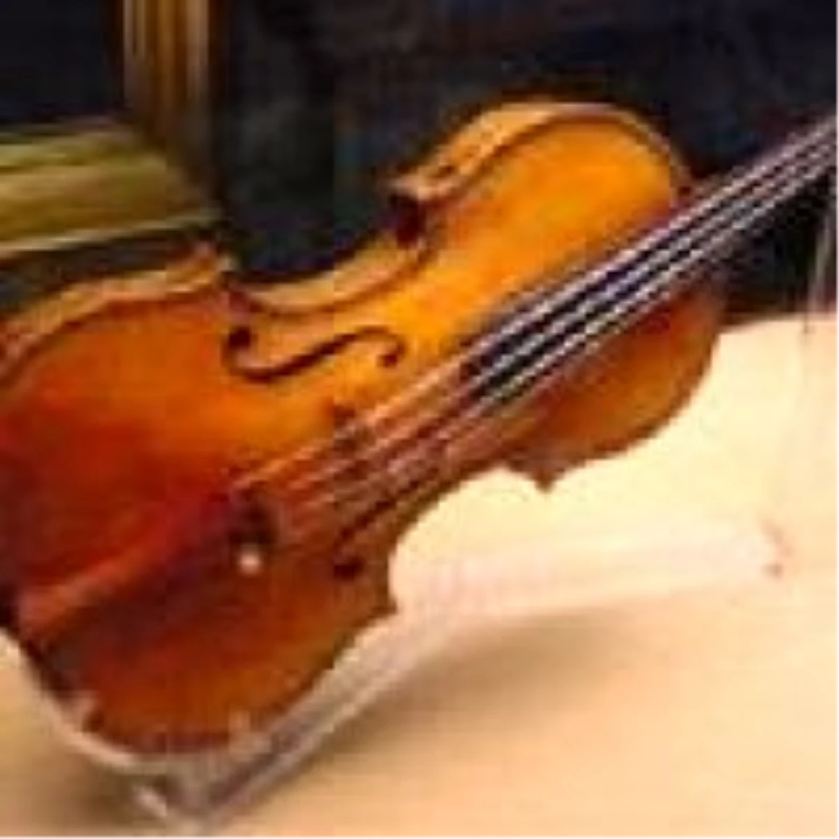Servet Değerinde Stradivarius Çalındı