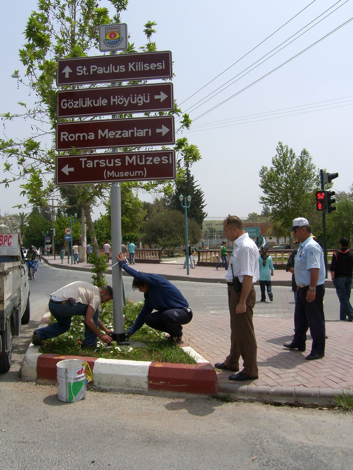 Tarsus'ta 7 Noktaya Tarihi ve Turistik Yerleri Gösteren Yön Levhası Yerleştirildi