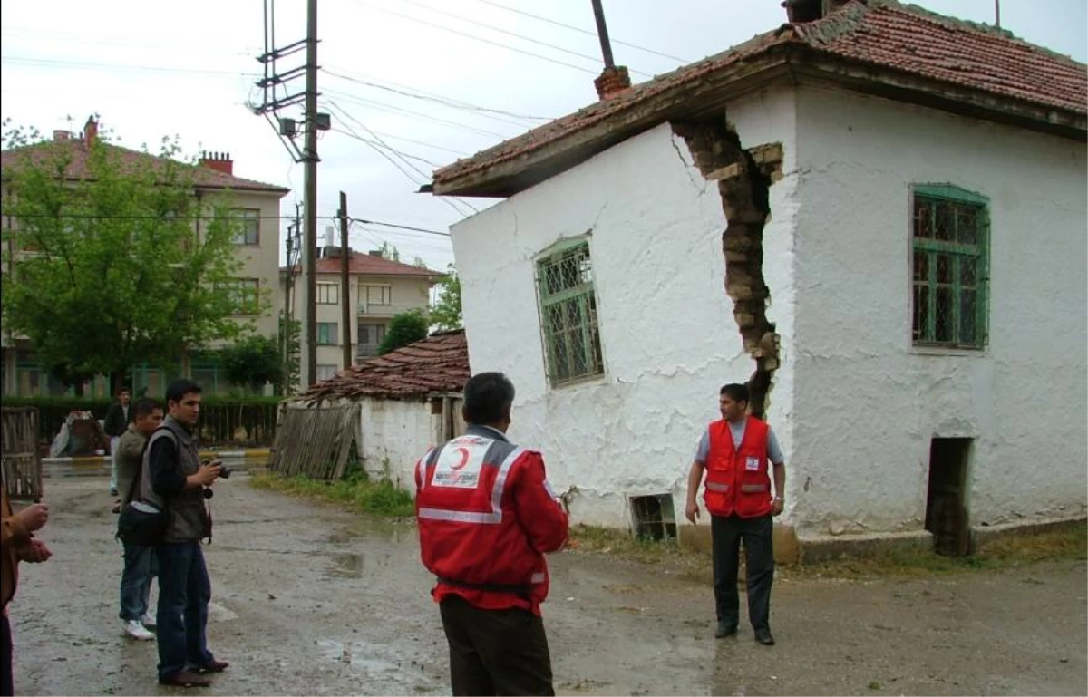 Kızılay, Sel Mağduru Kulu\'da Çadır ve Battaniye Dağıttı