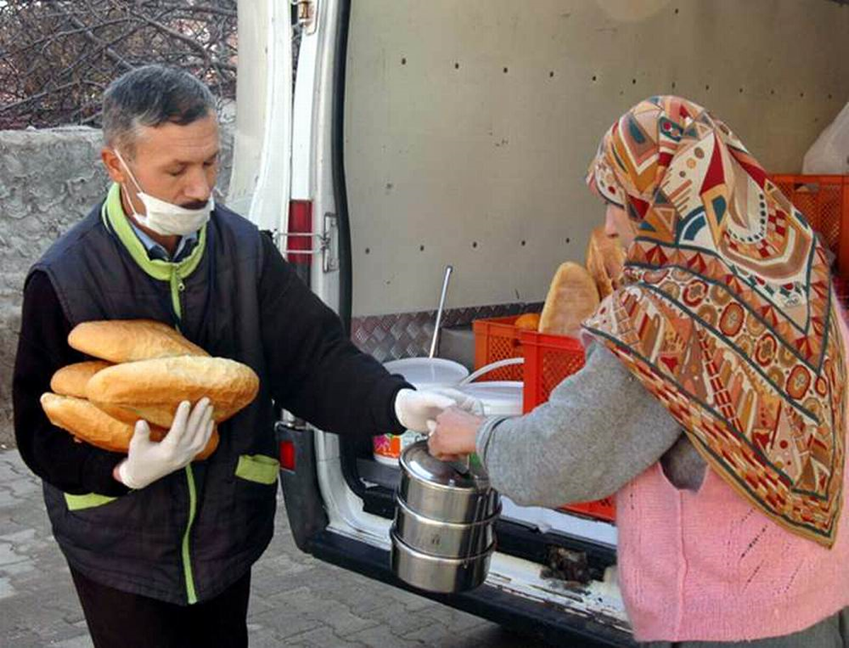Tepebaşı Belediyesi'nden Yaşlıların ve Engellilerin Evlerine Sıcak Yemek Servisi