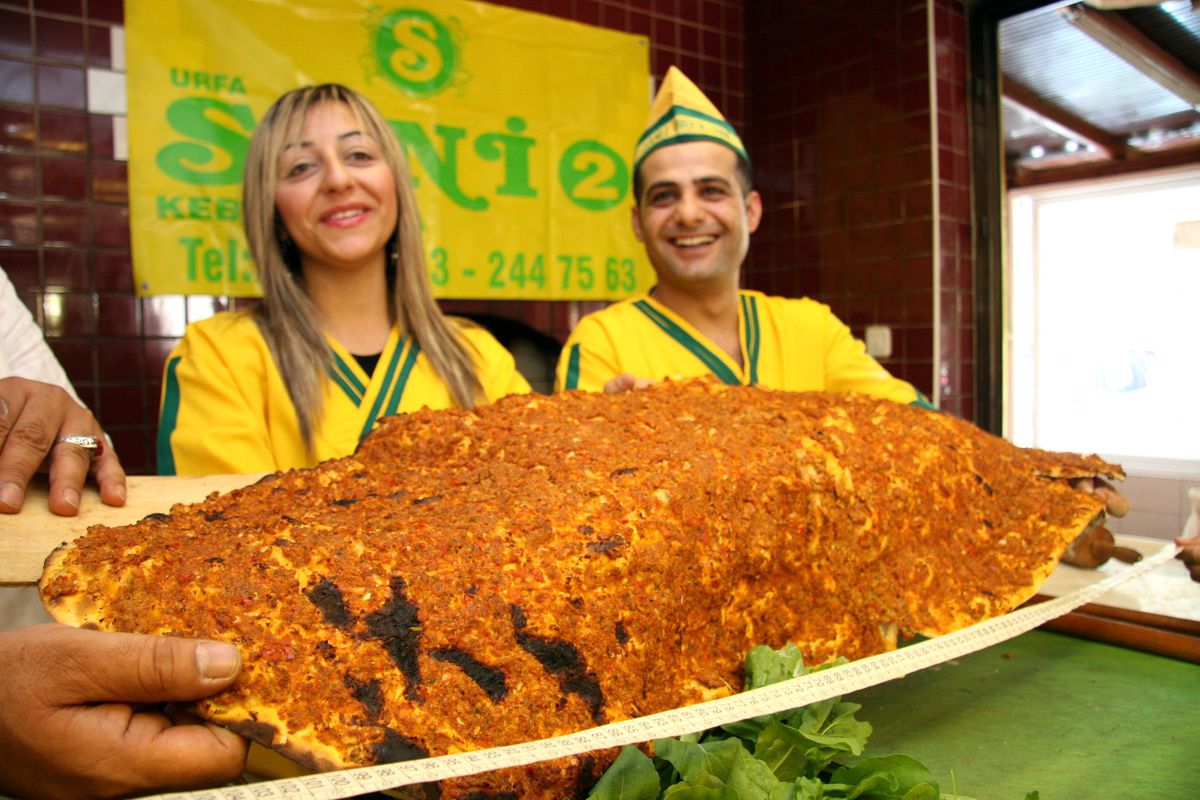 Roberto Carlos'a Antalya'dan Dev Lahmacun