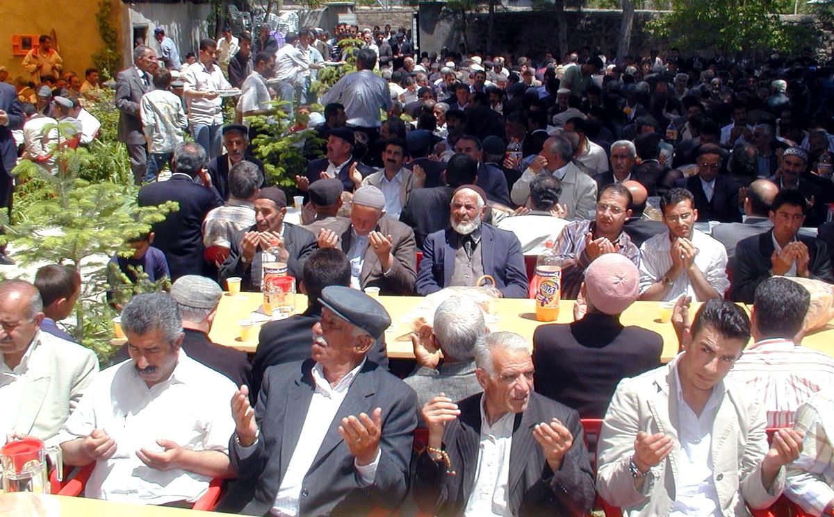 Erciş Belediye Başkanı Fatih Çiftçi, Babası İçin Mevlit Okuttu