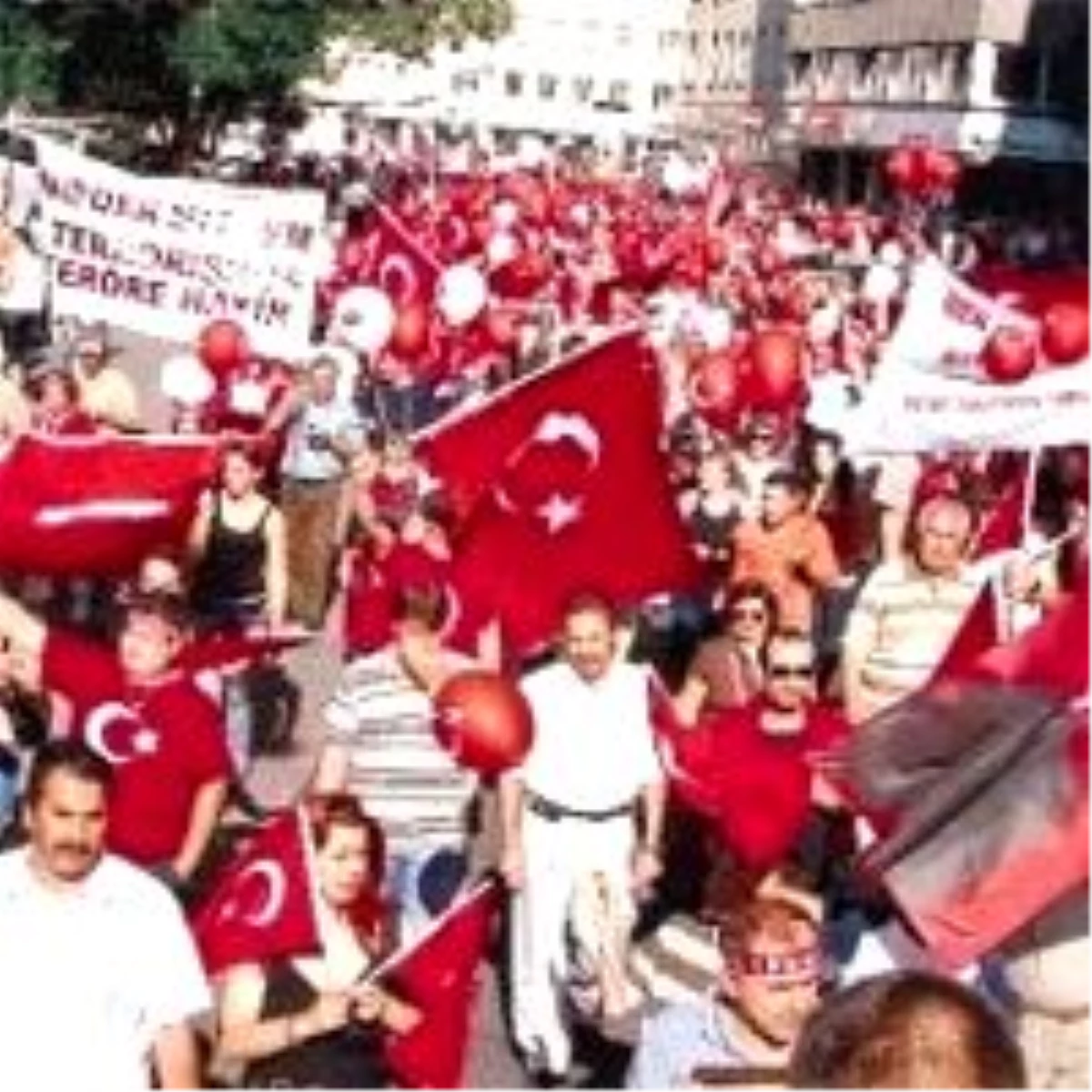 Viyana\'da \'Türkiye Laiktir\' Yürüyüşü