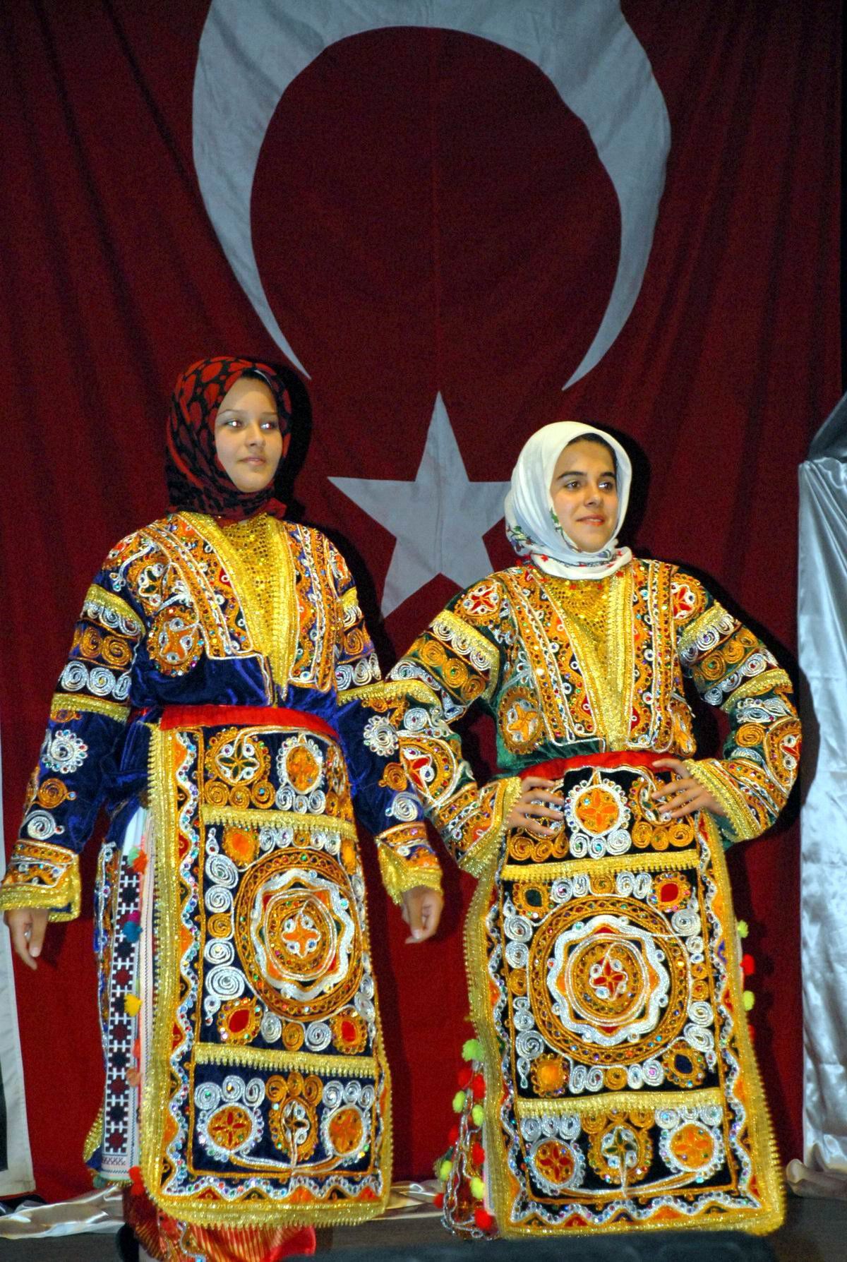 Liseli Öğrencilerden Defile