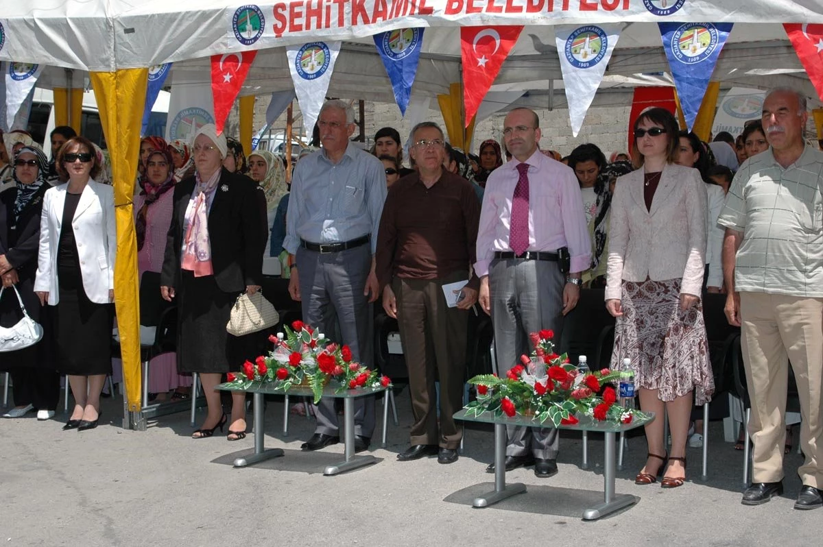 AK Parti Adayları Şimşek ve Müftüoğlu Belge Dağıttı