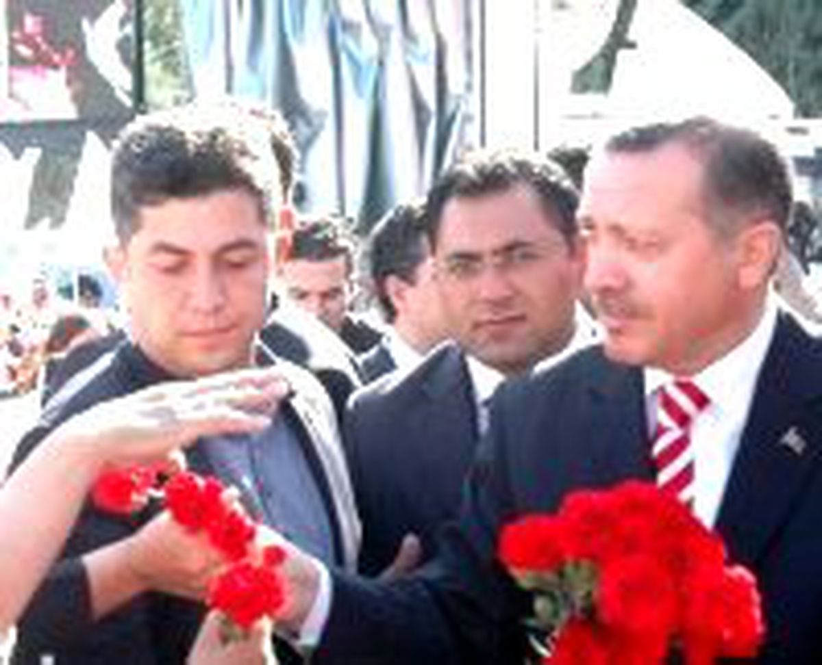 DTP'den AKP'ye: Beyaz Türk Olmadığını Göster