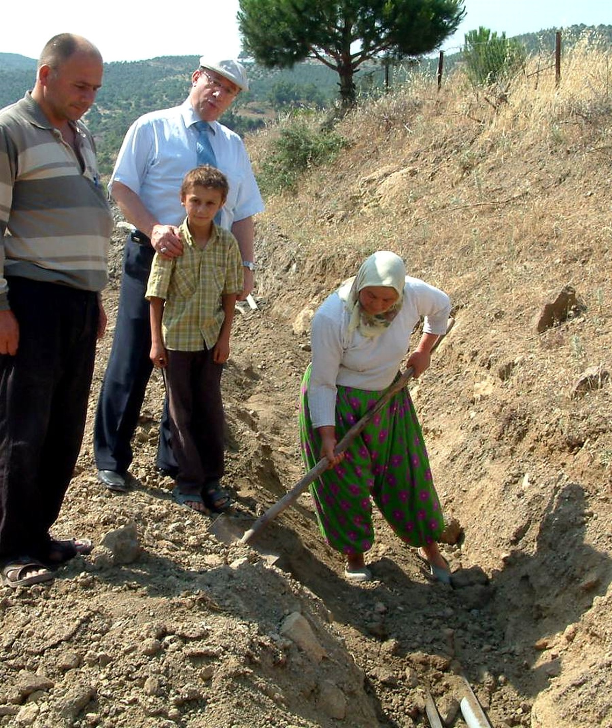 Köyüne Su Getirmek İçin Çalışan Kadın Çiftçiye Kaymakamdan Teşekkür