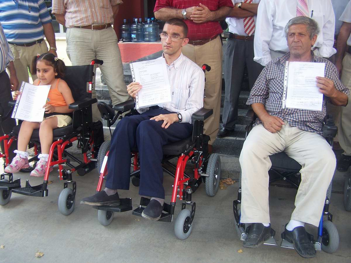 Engellilere Tekerlekli Sandalye Yardımı Yapıldı