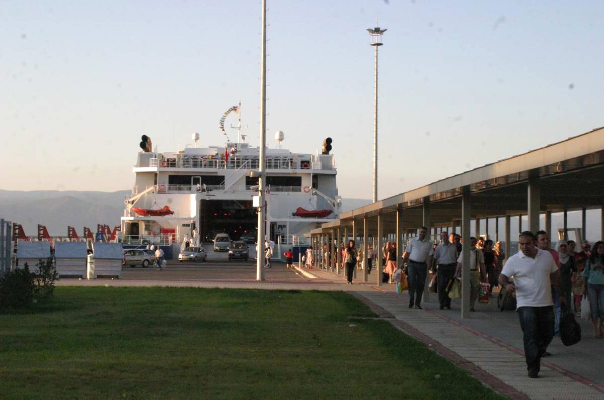 Hızlı Feribotun Kapakları Açılmayınca Yolcular 1 Saat Gecikmeli İndi