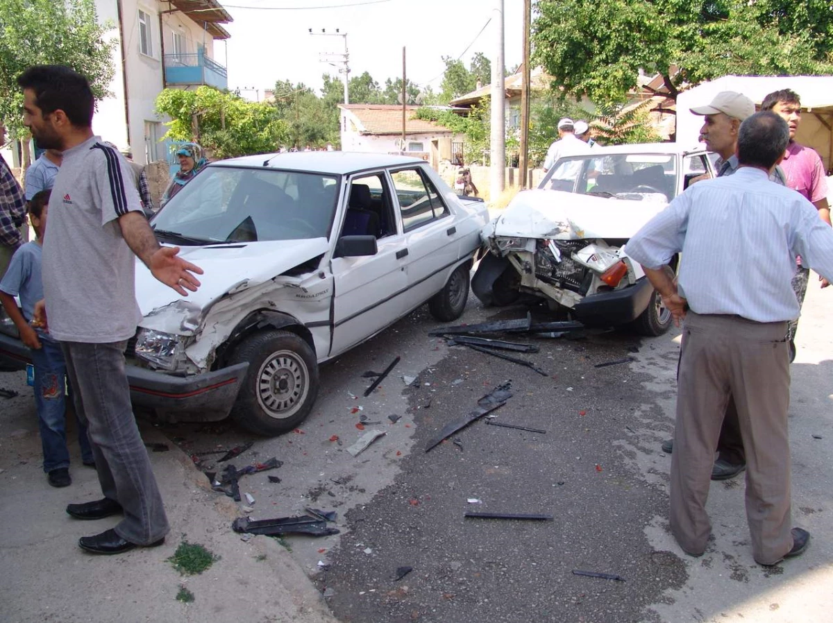 Karaman\'da Trafik Kazası: 5 Yaralı