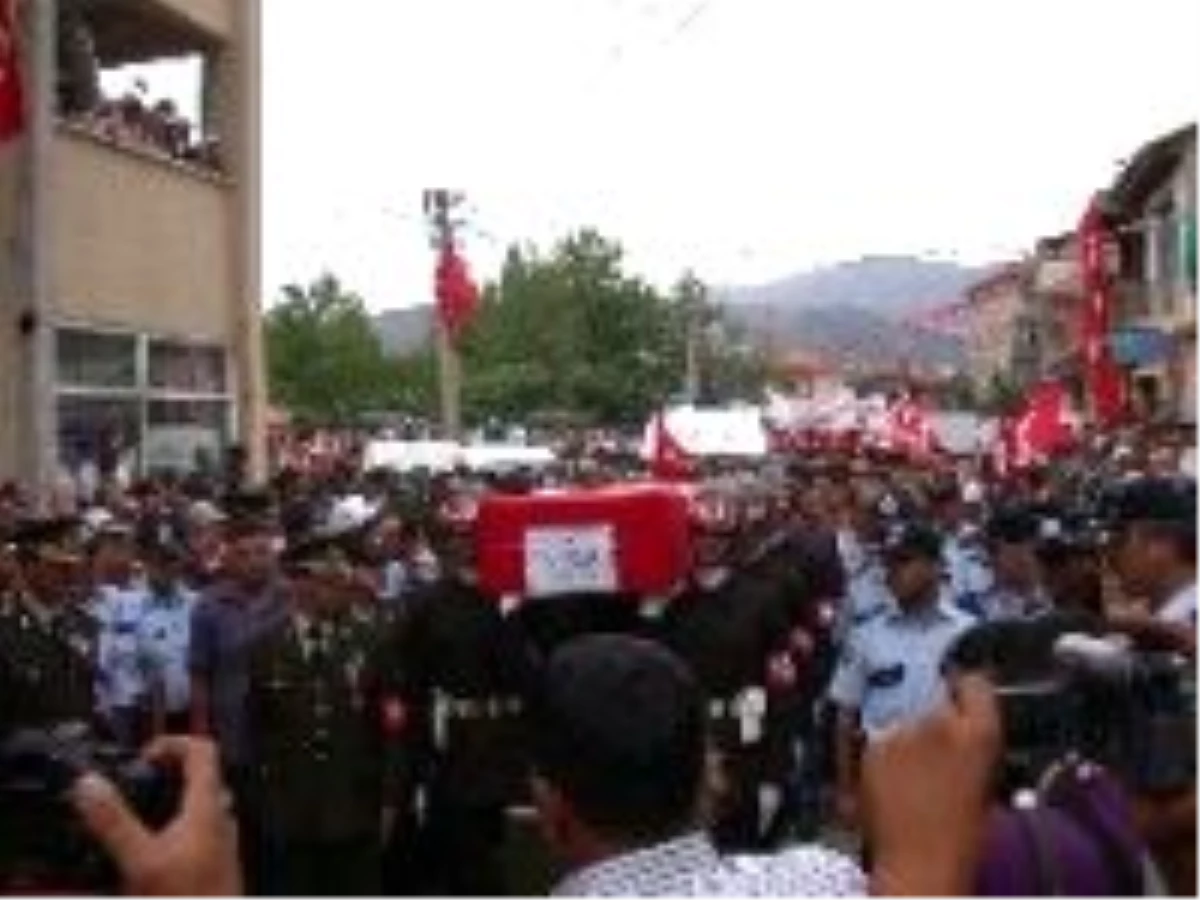 Şehit Astsubay Şener\'in Cenazesi Toprağa Verildi