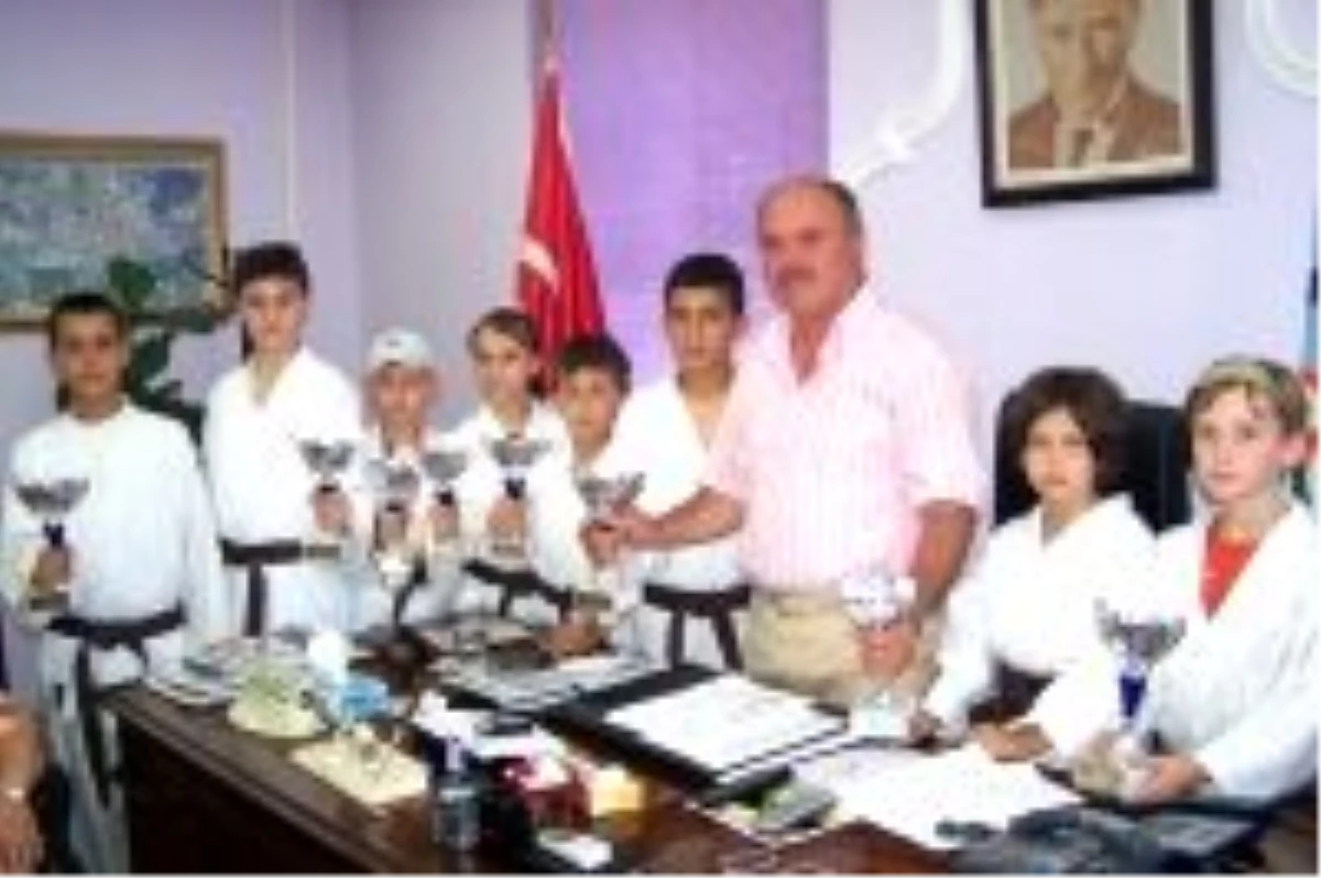 Pamukova\'lı Karateciler 9 Kupa, 16 Madalya Kazandı