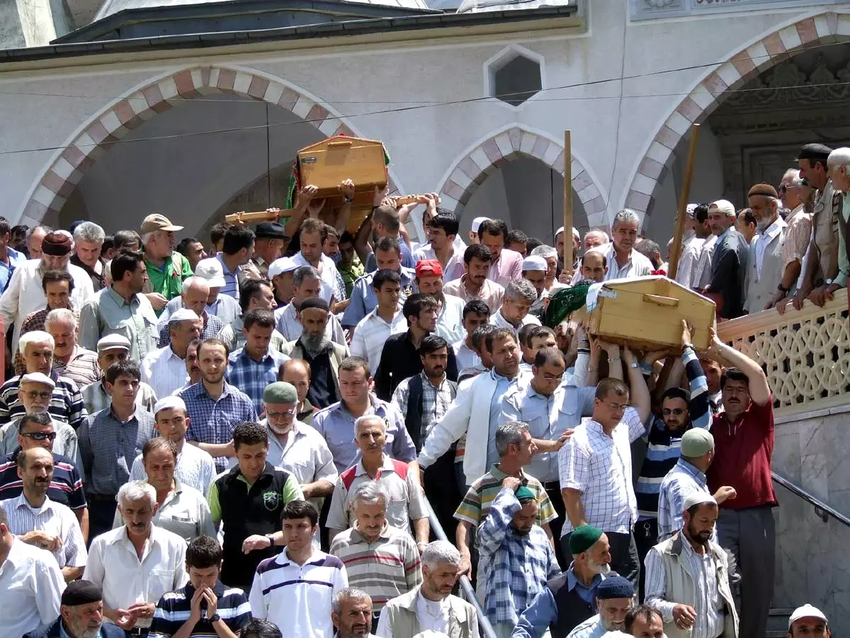 İznik Gölü\'nde Boğulan 3 Kişi Toprağa Verildi