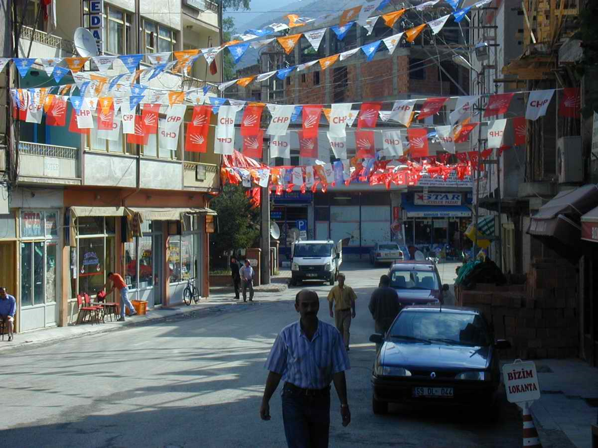 Caddeler Parti Afişleri ile Süslendi