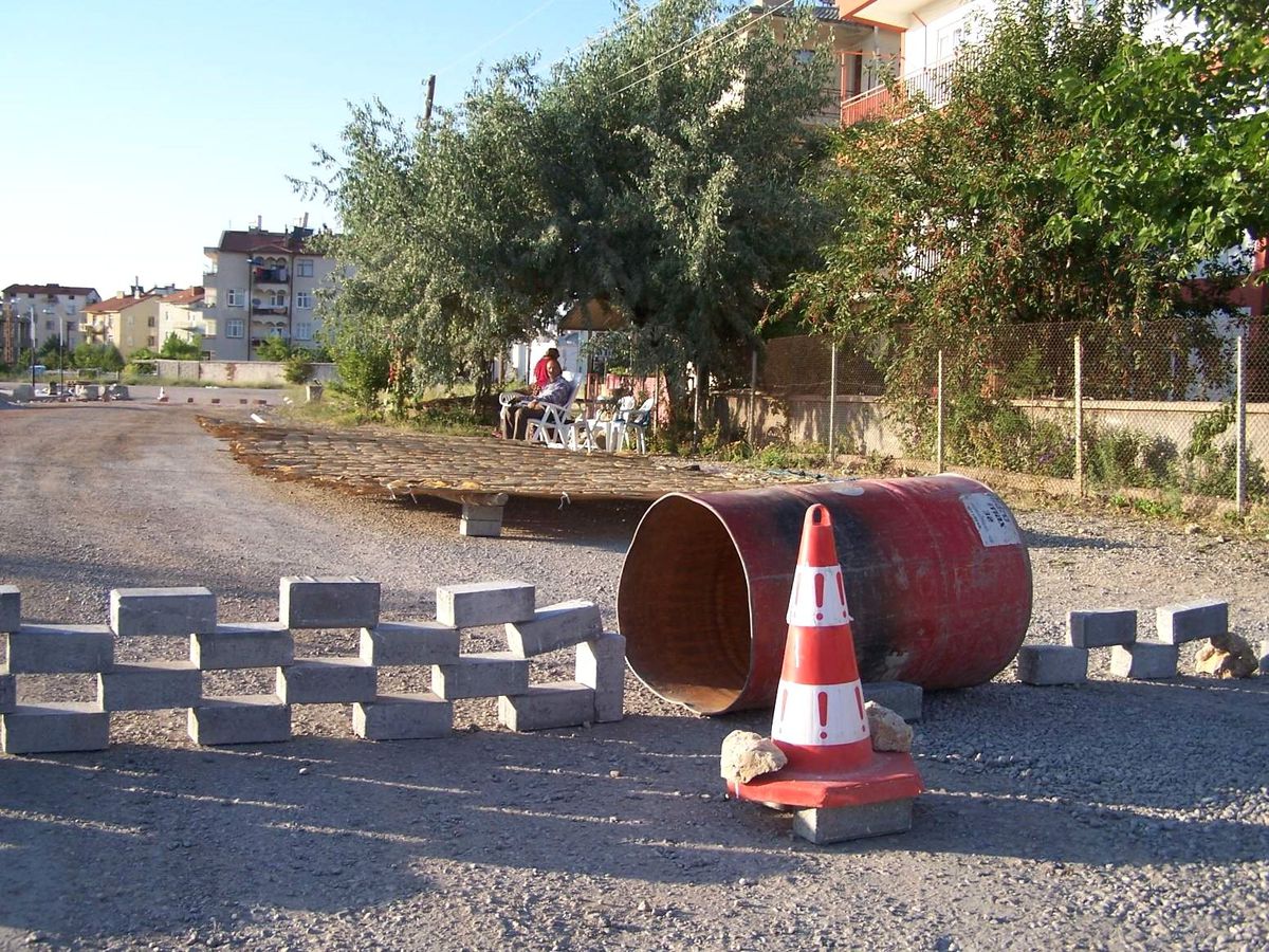 Tarhana Kurutmak İçin Yolu Trafiğe Kapattı