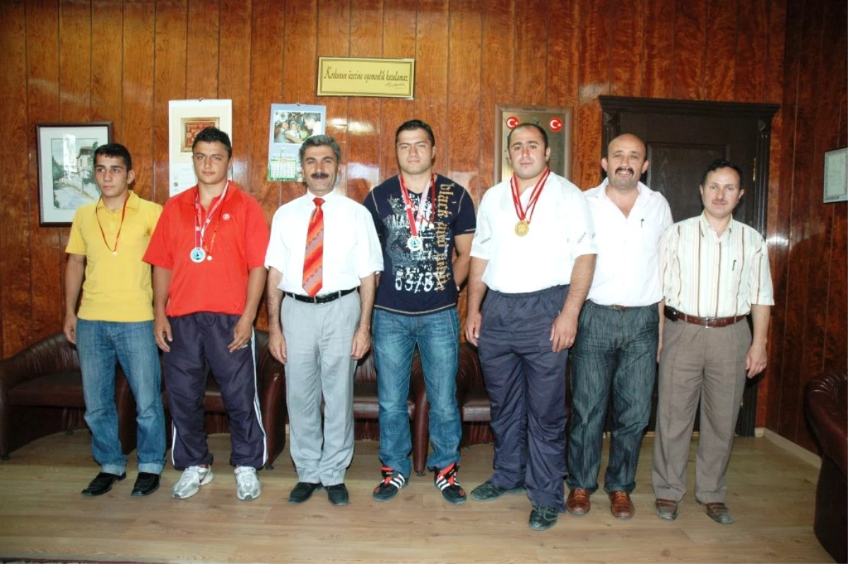 Belediye Plevnespor Güreş Takımı\'nın Başarısı