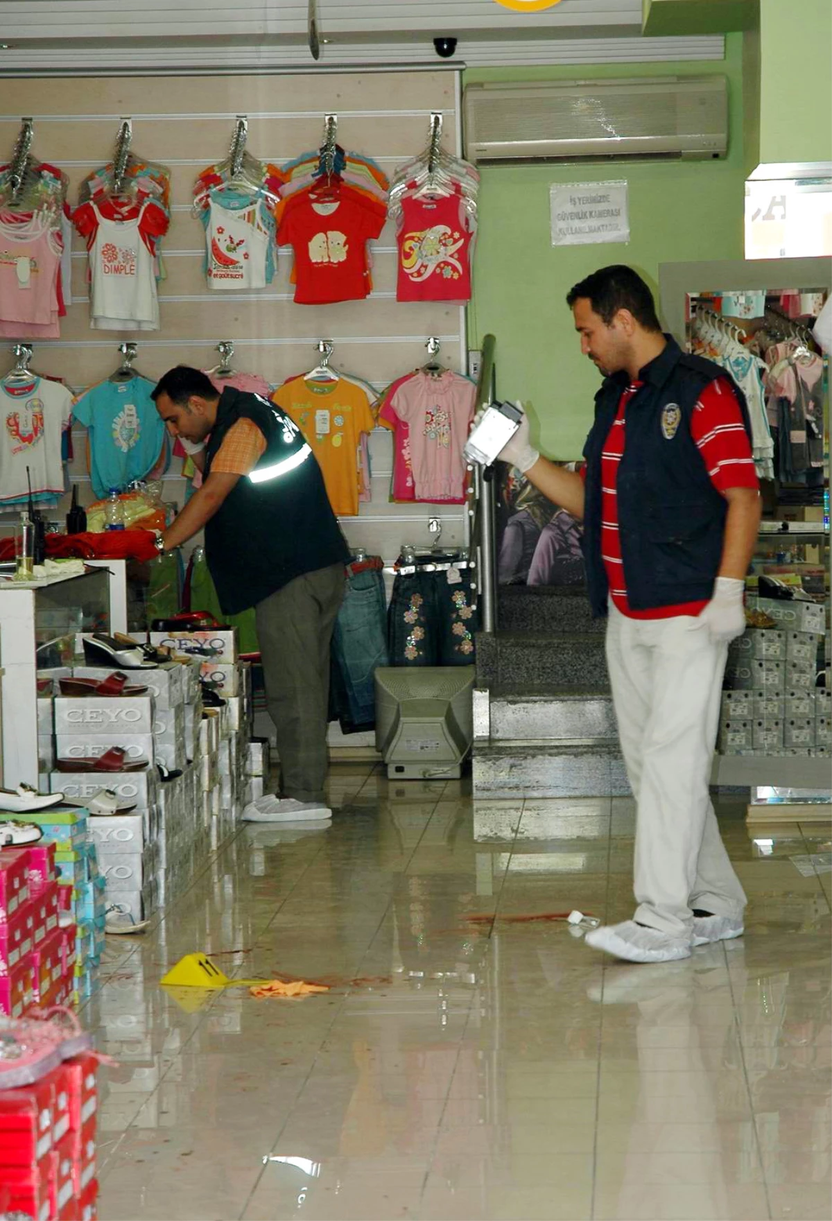 Yere Düşürdüğü Silah Kendini de, Çalışanını da Yaraladı