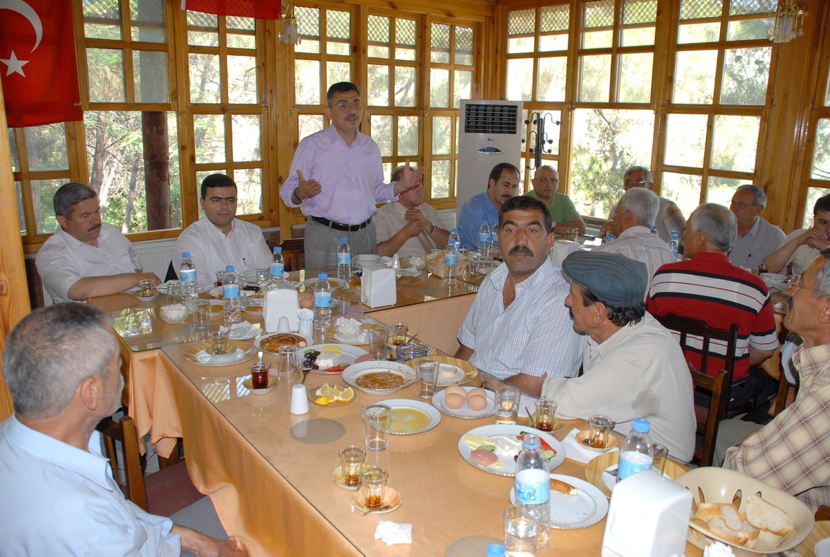 AK Parti'li Gülle, Muhtarlarla Bir Araya Geldi