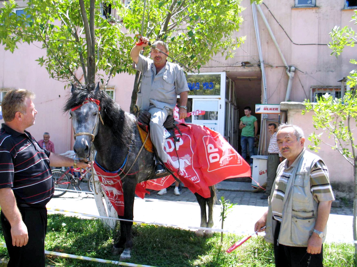 Elindeki Kılıçla At Üstünde Kırat'a Destek İstiyor