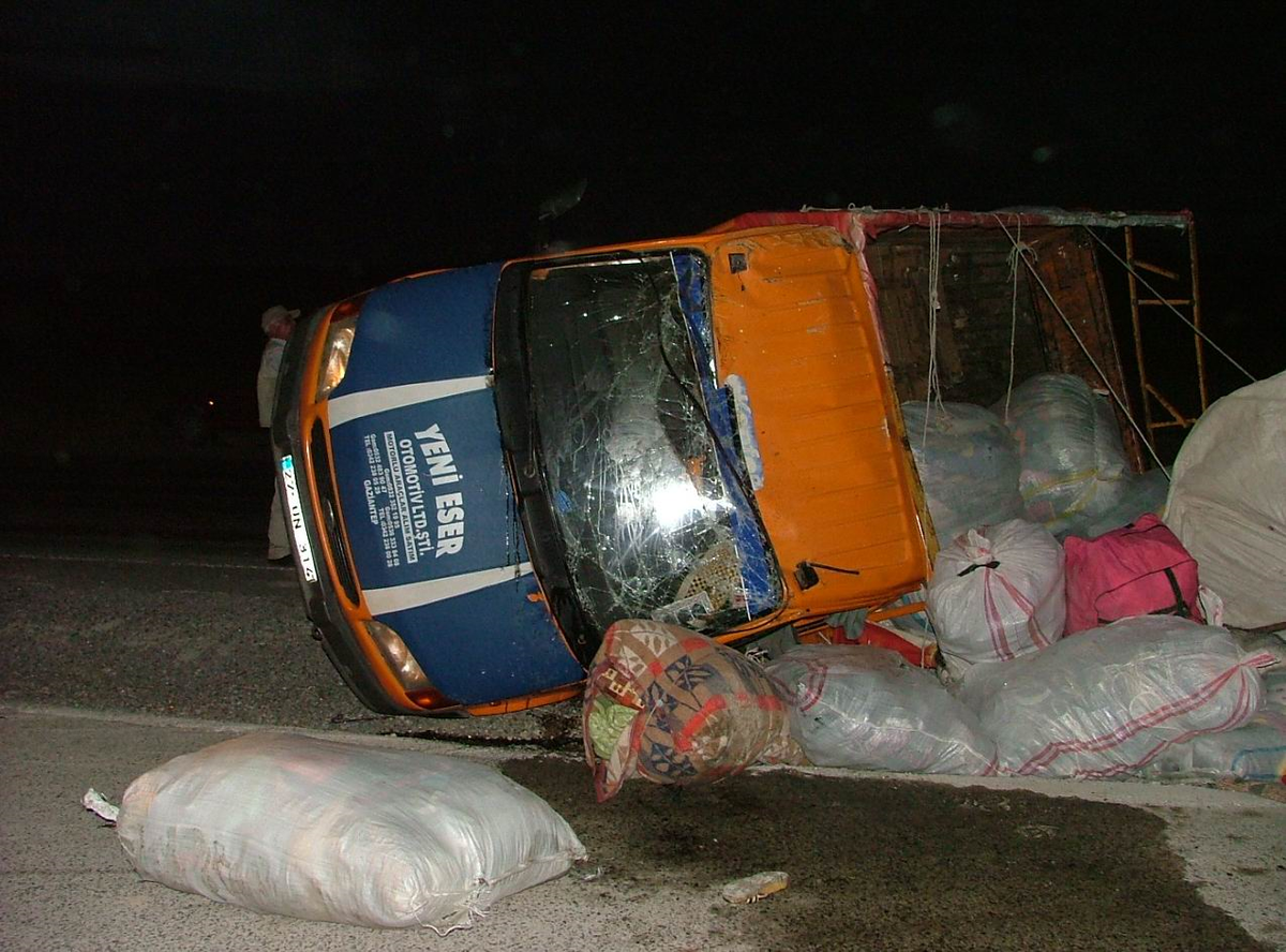 İşçi Taşıyan Kamyonet Devrildi: 2 Ölü, 9 Yaralı