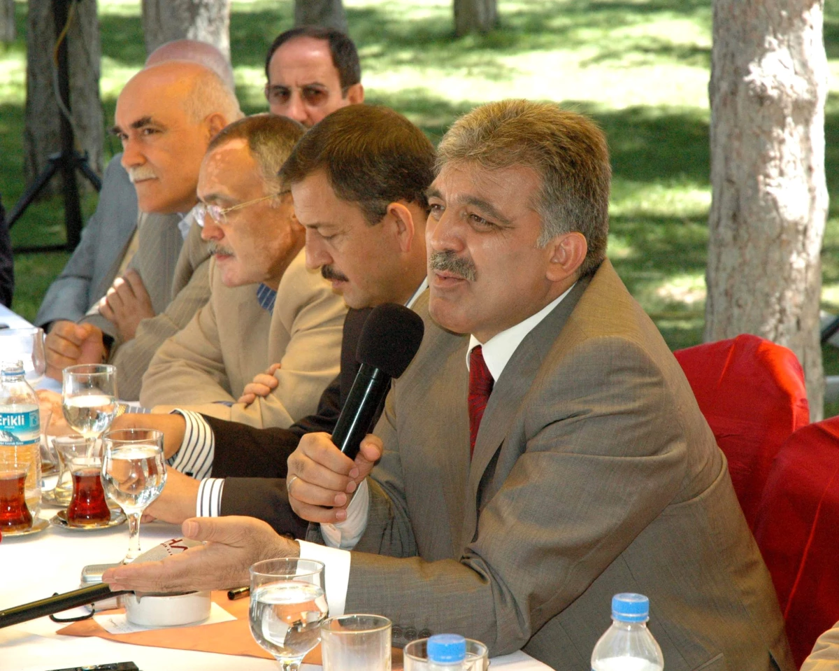 Abdullah Gül Kayseri\'de Gazetecilerle Bir Araya Geldi
