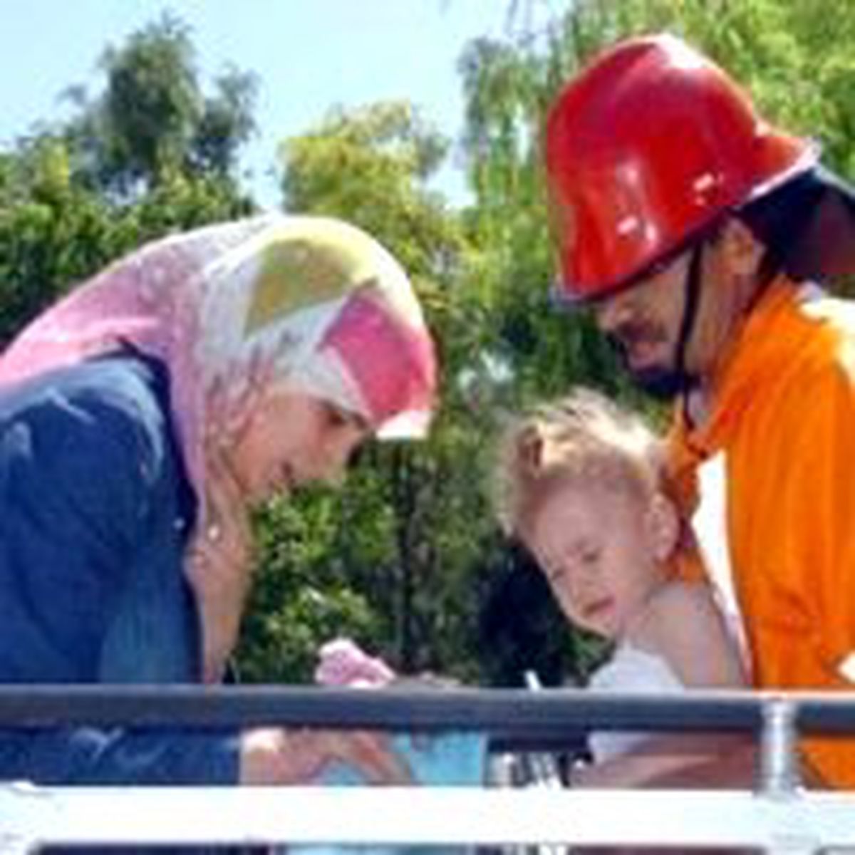Anne ve Kızı Balkonda Mahsur Kaldı