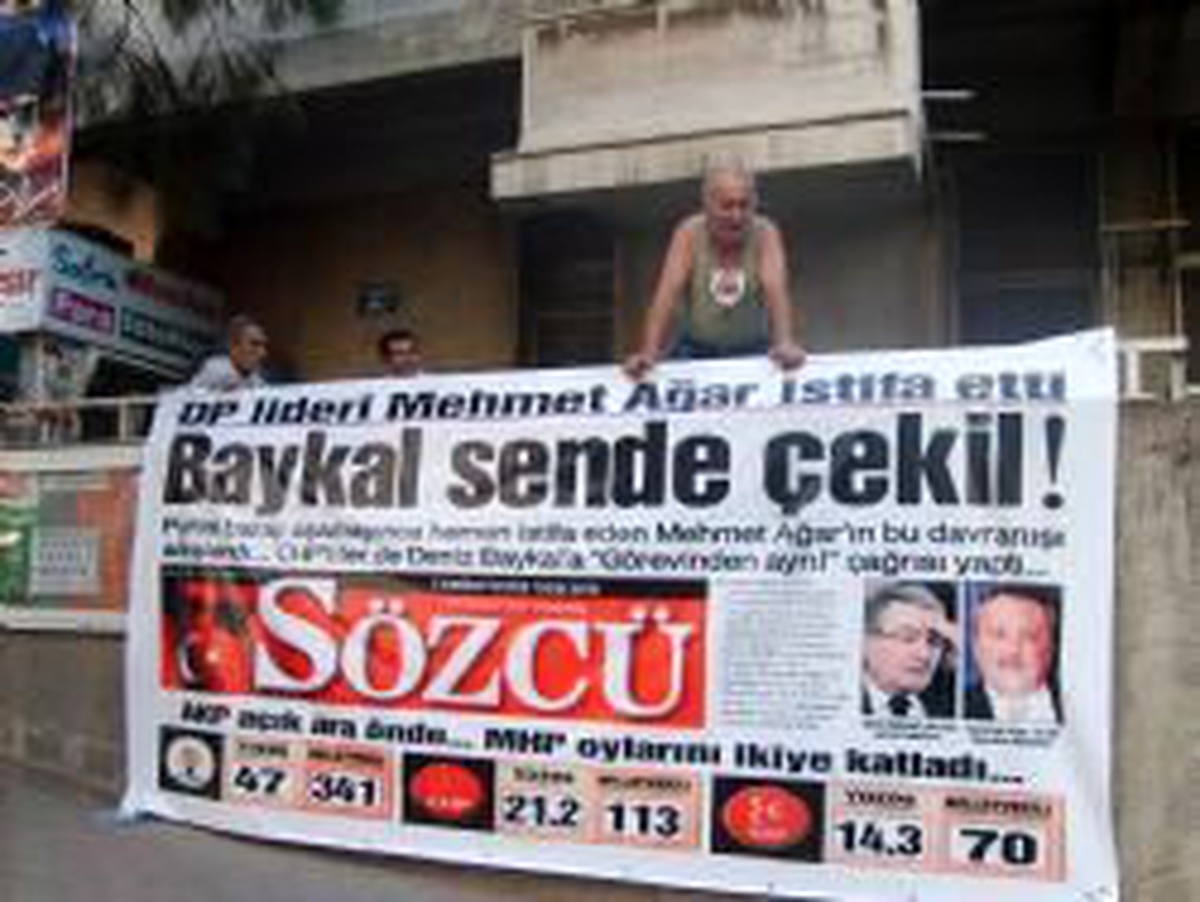 CHP\'li Vatandaş, Astığı "Baykal Sen de Çekil" Yazılı Afişle Deniz Baykal\'ı İstifaya Çağırdı