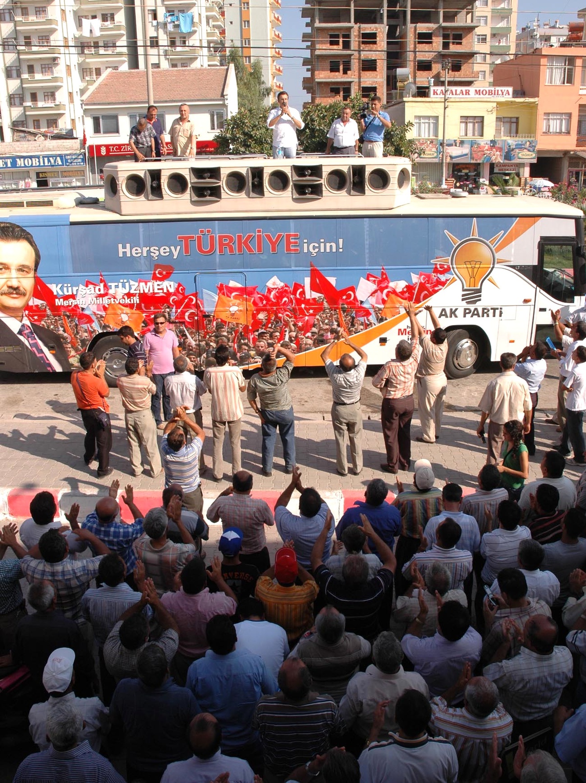 AK Parti'li Vekillere Coşkulu Karşılama