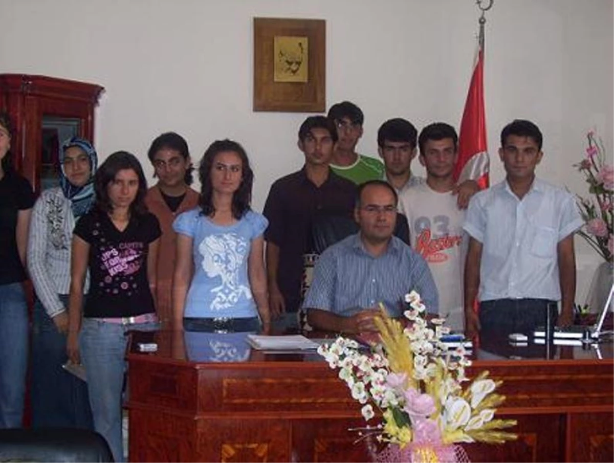 Kaymakam Yenidoğan\'dan ÖSS\'de Dereceye Giren Öğrencilere Ödül