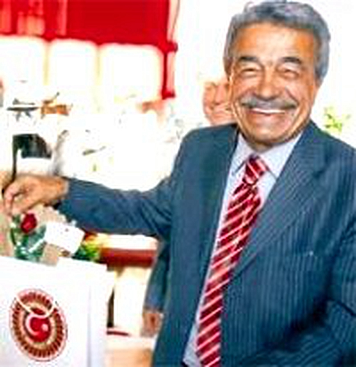 Meclis'e Çiçekli Şakayla Döndü